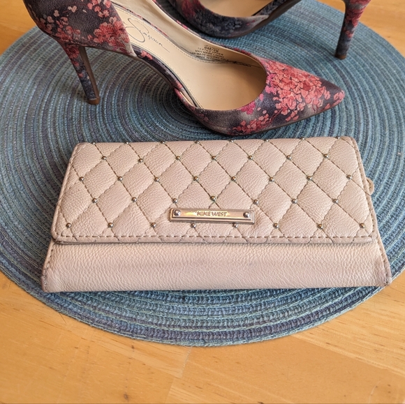 Nine West Quilted Cream Tri Fold Clutch/Wallet Classic Mothers Day Gift Idea - Picture 2 of 11